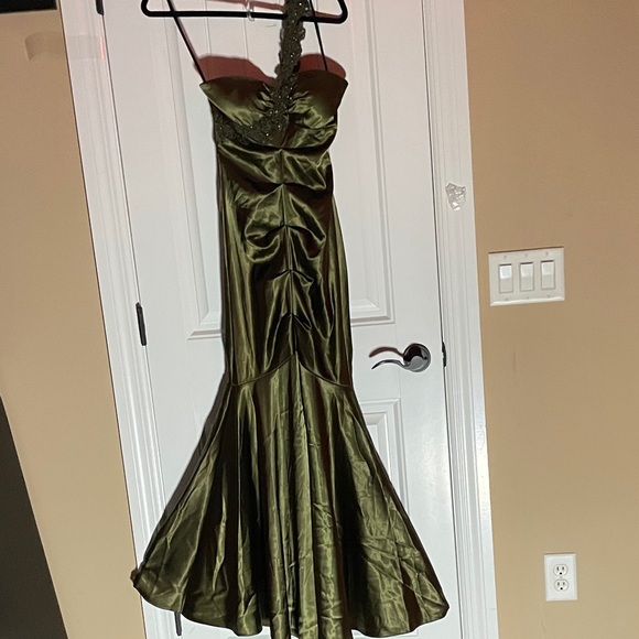 Xscape (4) Elegant Mermaid Long Green Dress with 1 L Shoulder strap embellished - Picture 13 of 16